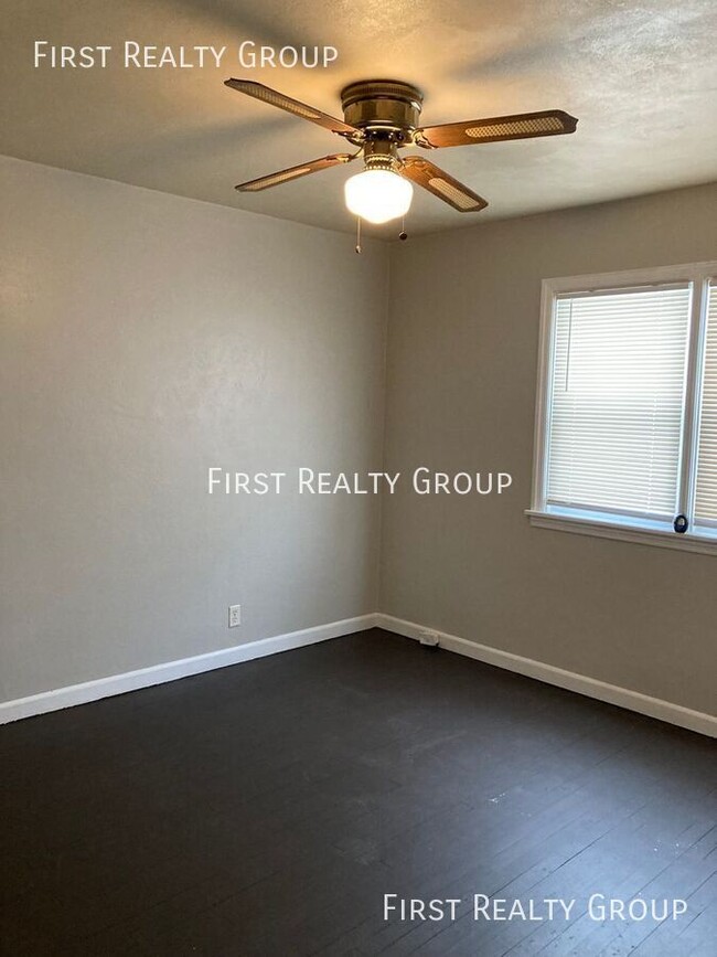 Building Photo - 3 Bedroom 1 Bath House for Rent, Move in R...