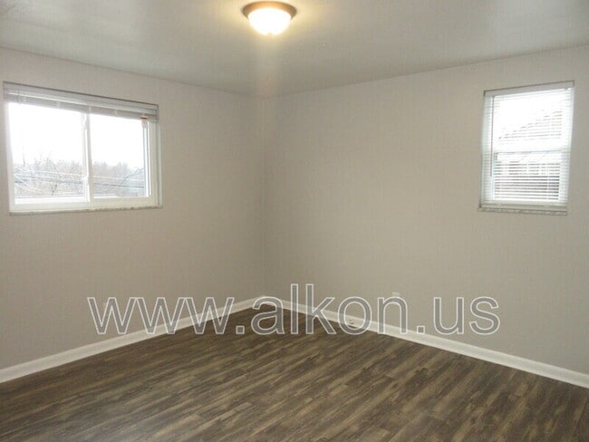 Building Photo - 1097 Roseanne Ave