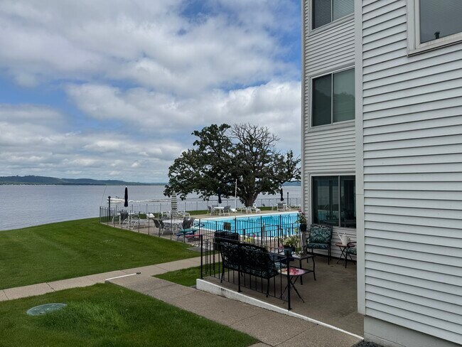 Building Photo - 1300 S Lakeshore Dr