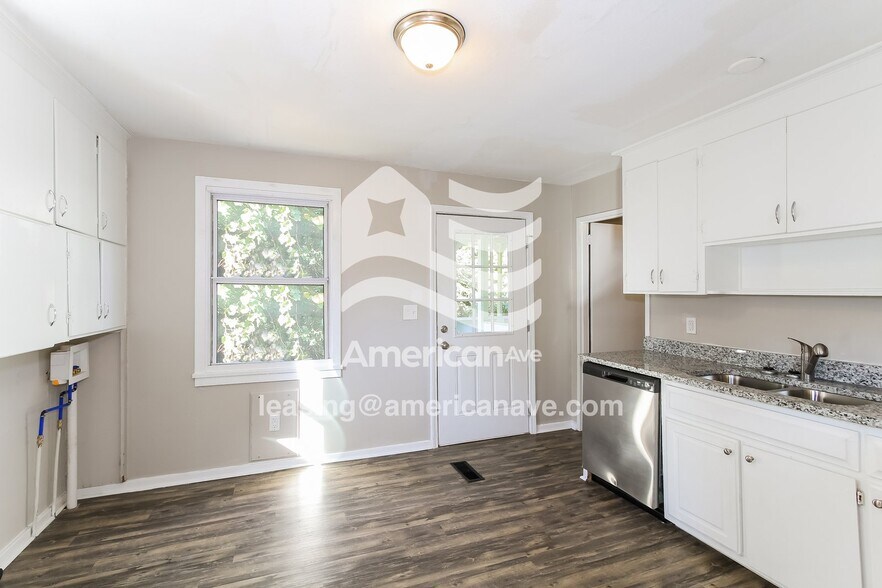 Building Photo - 663 Seymour Dr