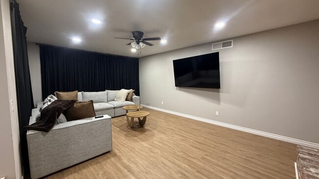 Building Photo - Beautiful Porterville Home! Available Now for Showing!