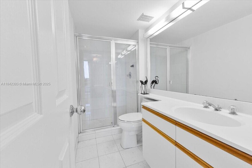 Building Photo - 3500 Mystic Pointe Dr