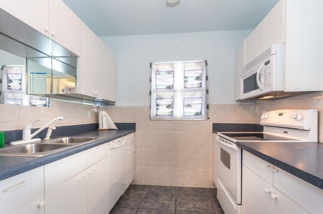 Building Photo - 1315 Bayshore Dr