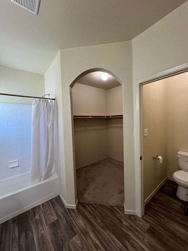 Building Photo - 4 BEDROOM HOME!