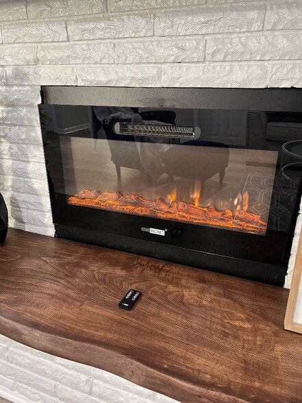 Electric fireplace in living room - 1344 Pinnacle Rd