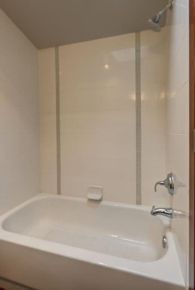 Building Photo - Stunning 3bd, 2.5ba Townhome Available in ...