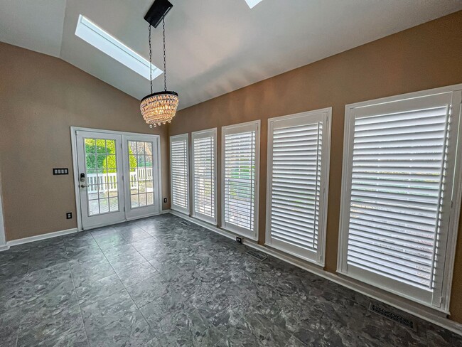Building Photo - Stunning 4 Bedroom 3 Bathroom Brick Home W...