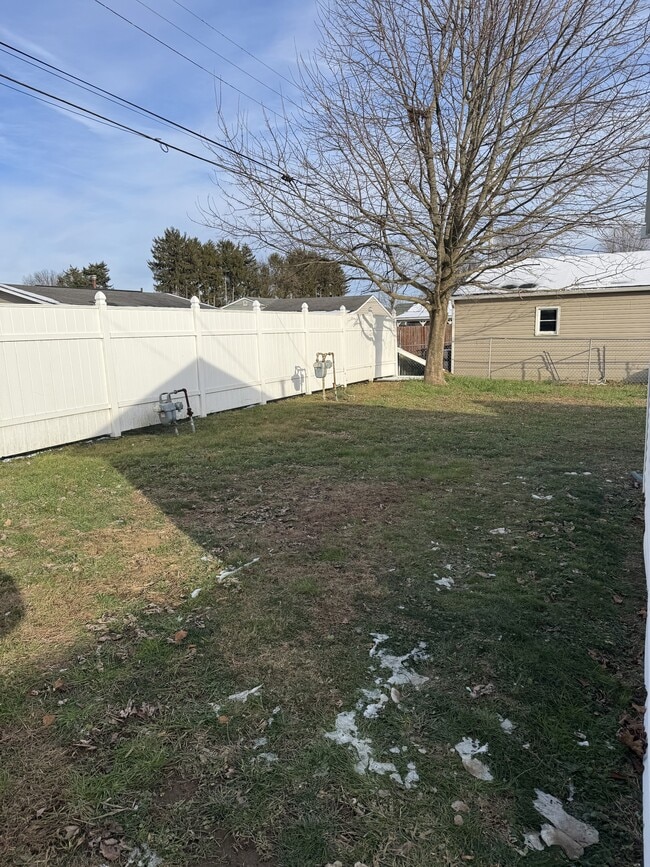 Building Photo - 580 Edgewood Dr