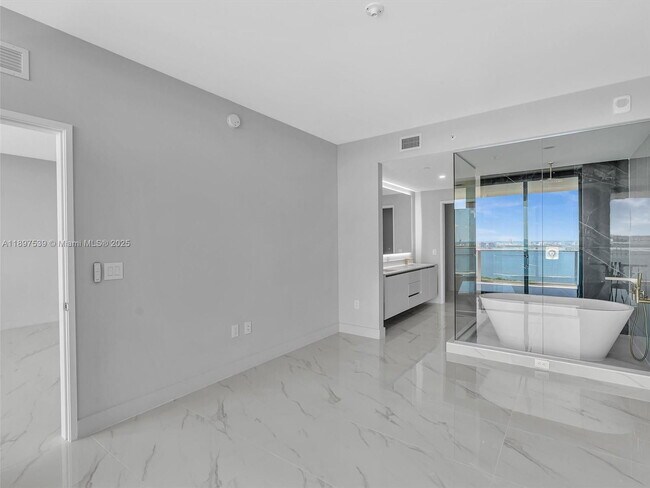 Building Photo - 700 NE 24th St