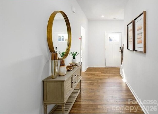 Building Photo - 1720 Vanderlyn St