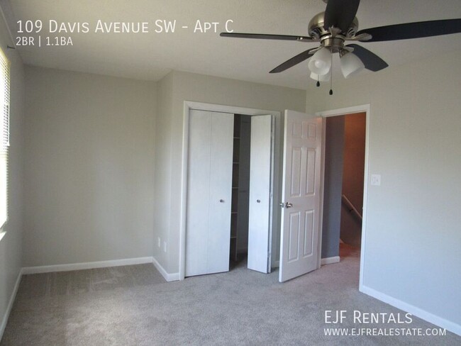 Building Photo - Two Bedroom Townhouse Style Condo