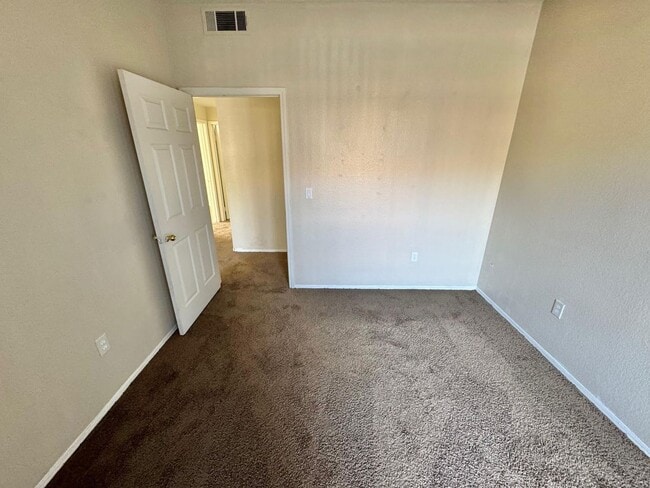 Building Photo - **BEAUTIFUL 3 BEDROOM, 2 BATHROOM DOWNSTAI...