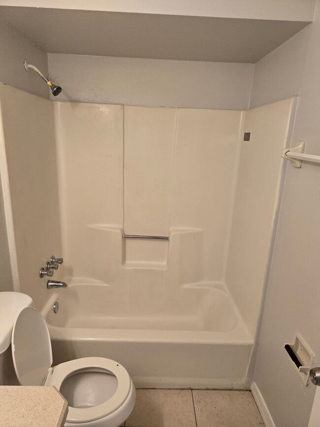 Building Photo - 2 BED / 1 BATH DUPLEX