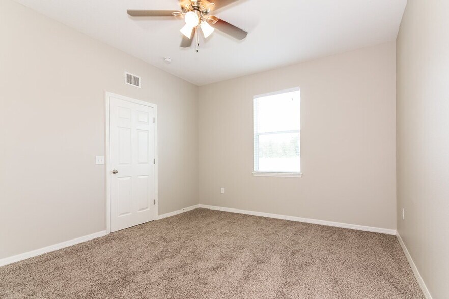 Building Photo - 955 Krenson Woods Rd