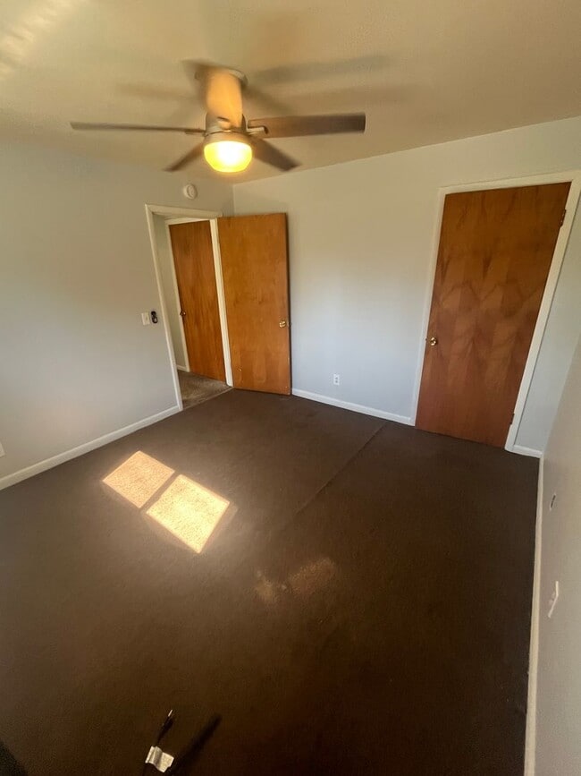 Building Photo - One Bedroom In Deer Park!
