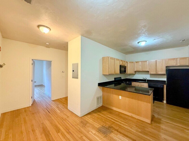 Primary Photo - 22 Bow St