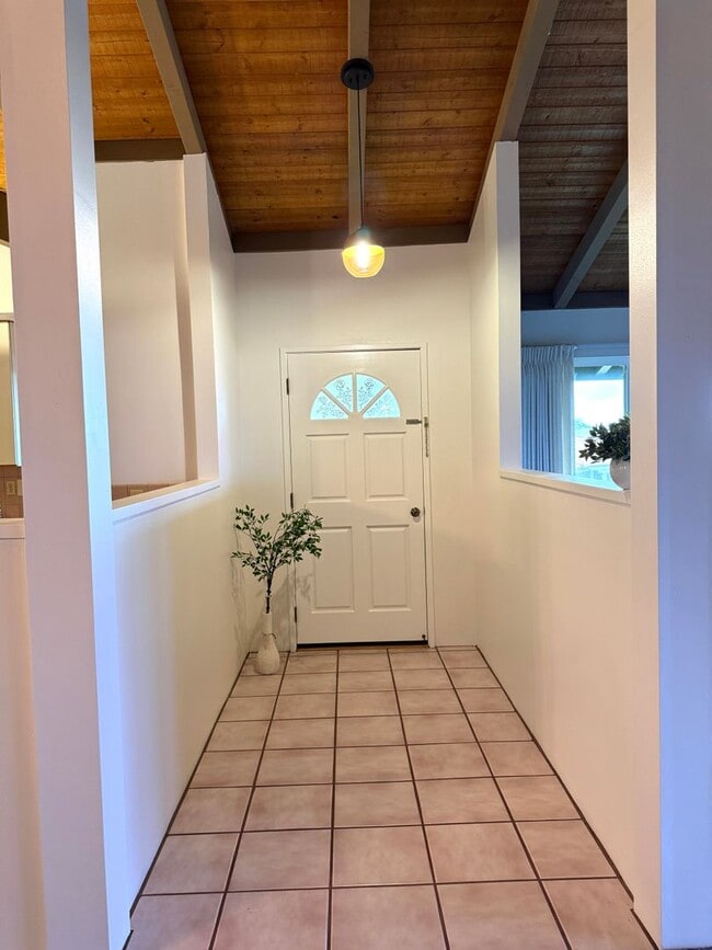 Building Photo - Beautiful 3 Bedroom / 2.5 Bathroom Home in Wailuku Heights!