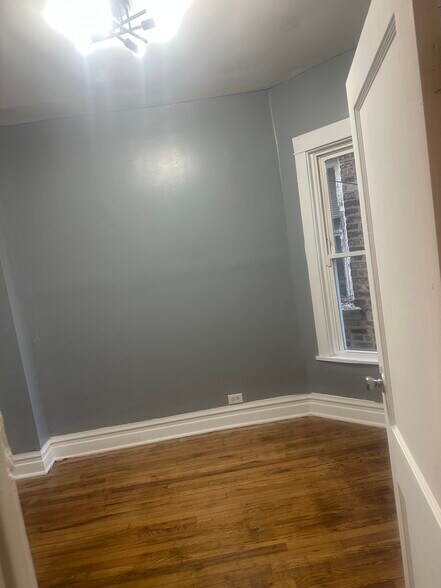 Room 2 - 7125 S Woodlawn Ave