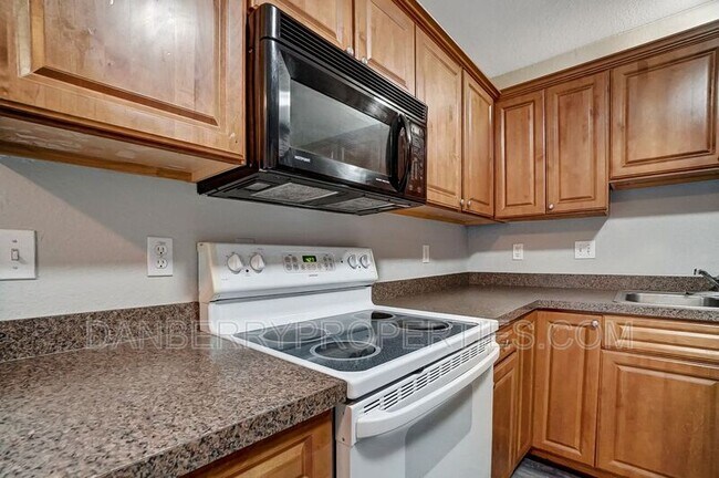 Building Photo - 1131 N Byrne Rd