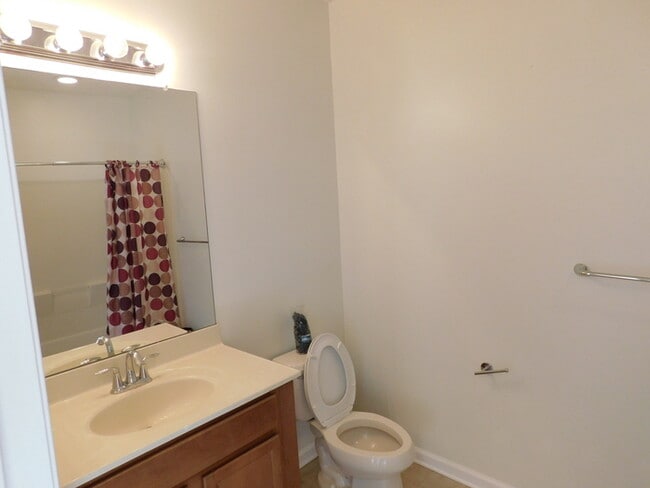 Building Photo - Recently Painted - 2 Bdrm Large Condo Edis...