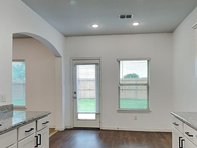 Building Photo - 1548 Woodlake Dr