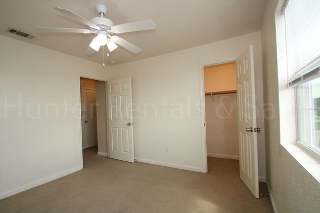Building Photo - Heights Townhome