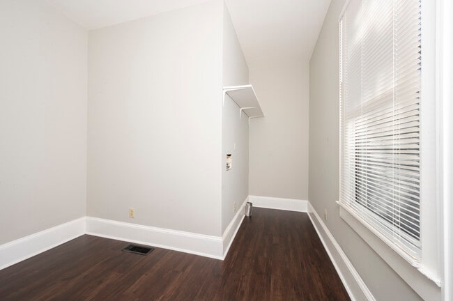 Building Photo - 1614 E 1st St