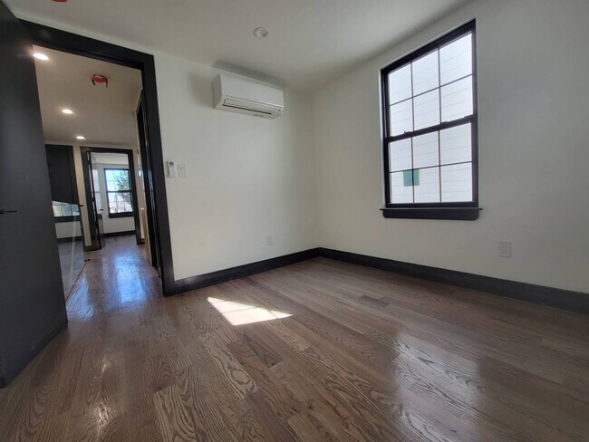 Building Photo - 2736 E 21st St