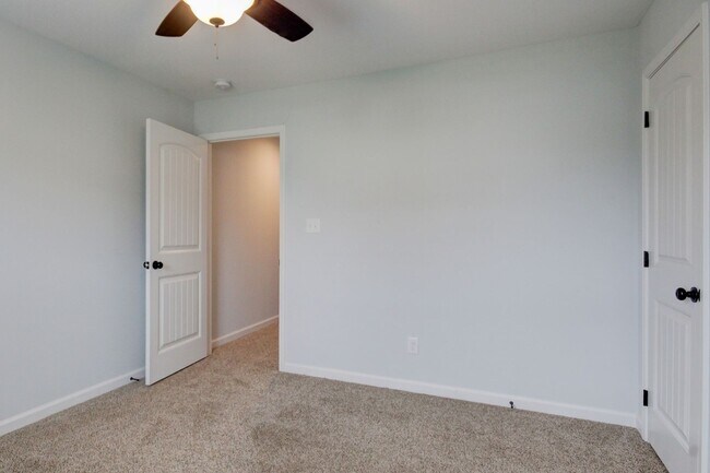 Building Photo - mega Huge wow. 4 bed 3 bath.