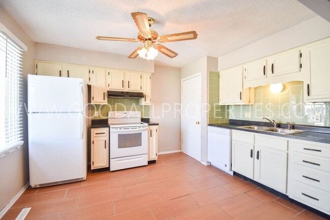 Building Photo - 2 Bedroom 1 bath duplex with unfinished basement near Merle Hay Mall