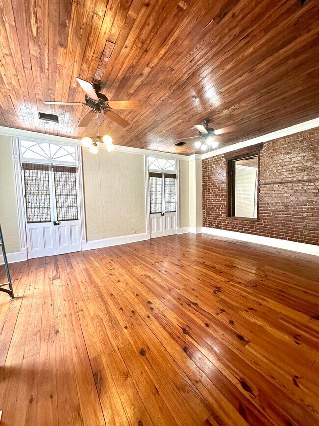 Building Photo - 3BR 2BA 3rd Street Downtown