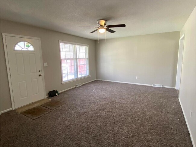 Building Photo - 704 E Culton St