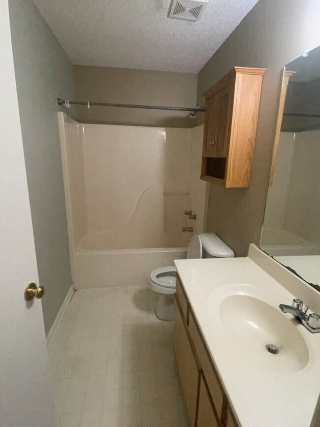 Building Photo - Charming 3 Bedroom 2 Bath Home 628 S. Hampton Dr.