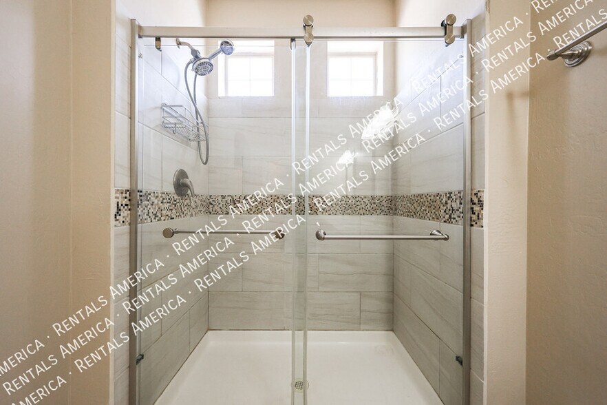 Building Photo - 1406 W Main St