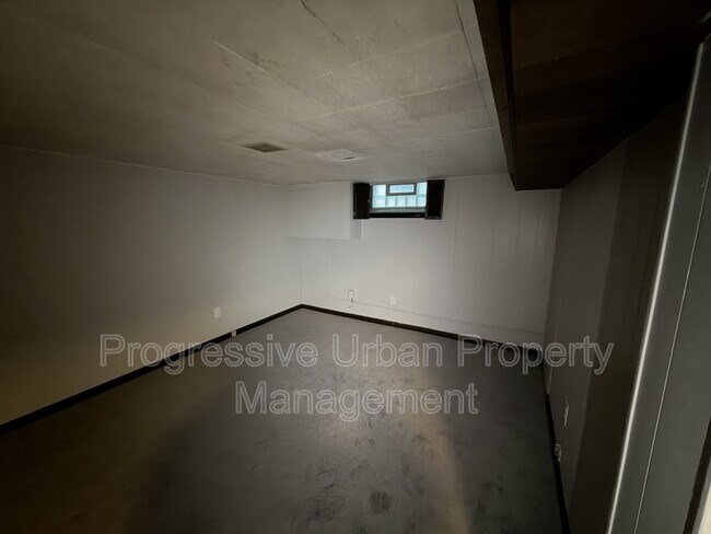 Building Photo - 380 E 260th St