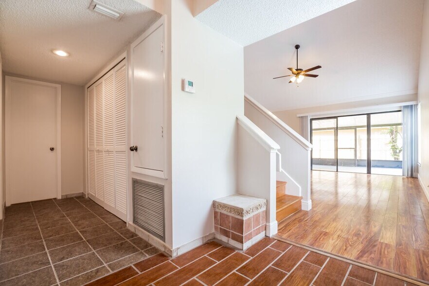 Building Photo - 402 E Springtree Way