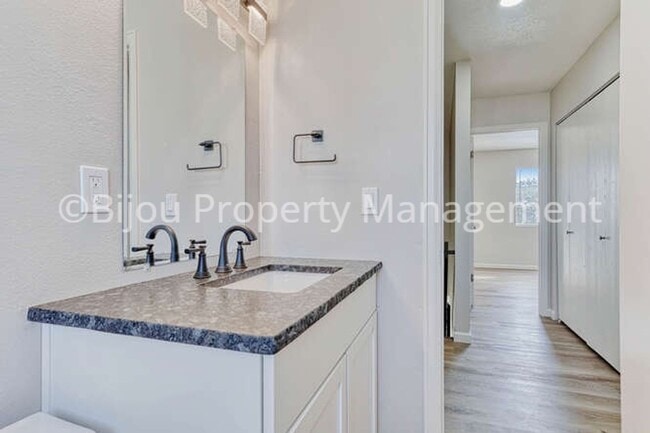Building Photo - Completely Renovated Townhome