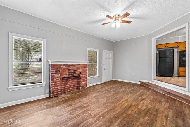 Building Photo - 4 BEDROOM 2 BATH