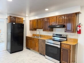 Building Photo - ACCEPTING SECTION 8 - Spacious 3 Bedroom 2 Bathroom Home in Columbia!