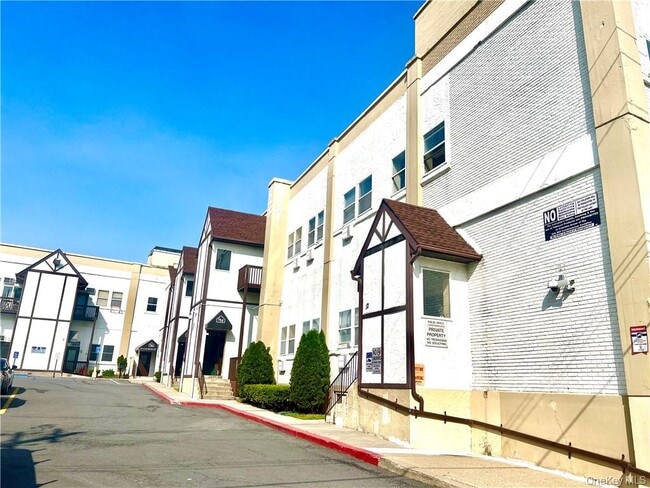 Building Photo - 39 Church St