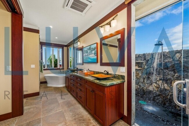 Building Photo - 4 bedroom 3.5 bathroom home with pool