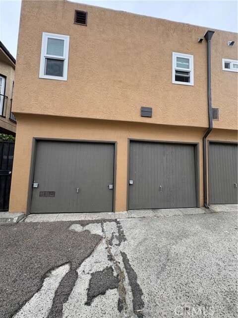 Building Photo - 552 W 22nd St