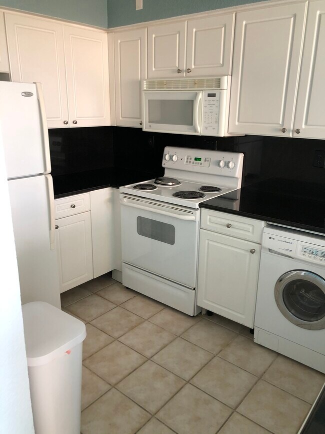 Kitchen with dishwasher - 2501 S Ocean Dr