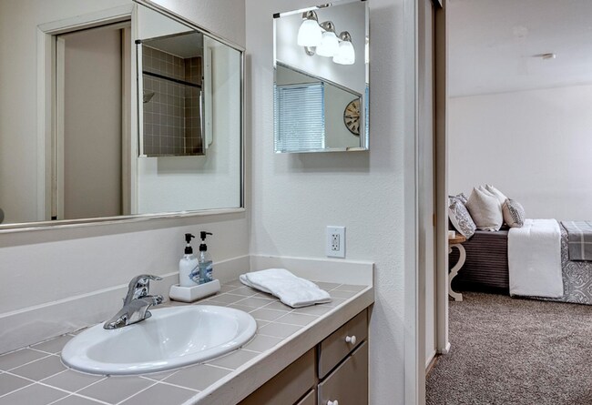 Building Photo - Downtown Bellevue 2 Bedroom 1.5 Bath 2 story Condo