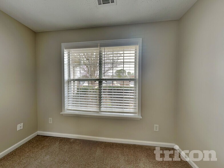 Building Photo - 530 Mackinaw Dr