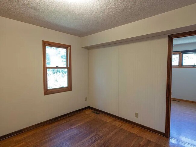 Building Photo - 2536 E 8th St