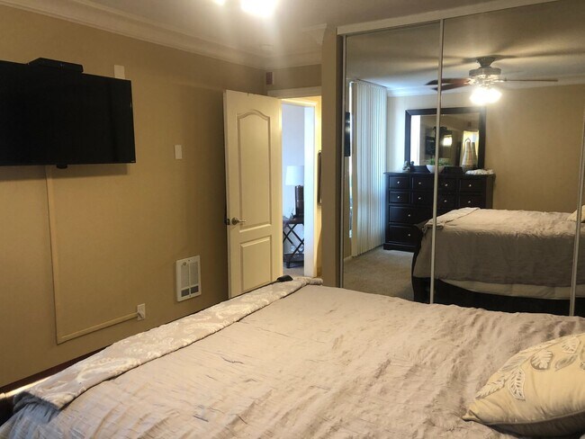 Building Photo - Ocean View 1 Bed/1 Bath in North Pacific Beach!