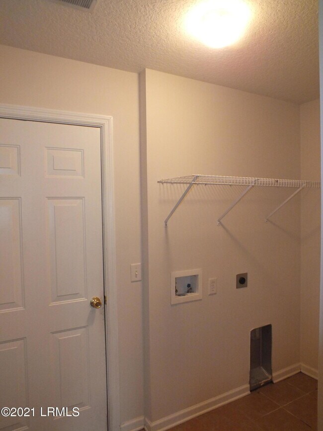 Building Photo - 255 Colony Dr