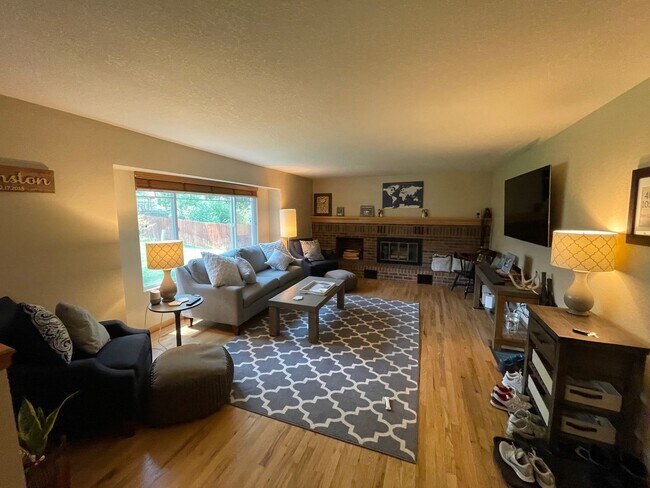Building Photo - Beautiful Home in Golden Meadows!