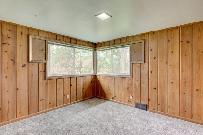 Building Photo - 3 Bedroom 2 Bath Home near Heart of Oak Ha...